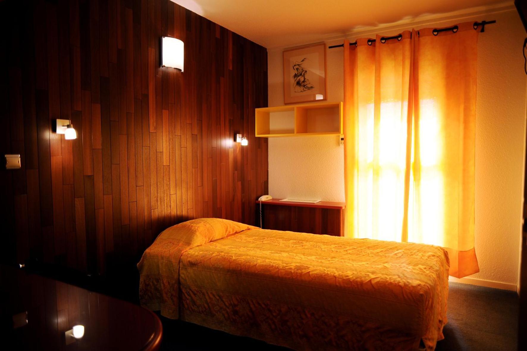 Logis Hotel Horus Restaurant Les Bruyeres Toulenne Luaran gambar